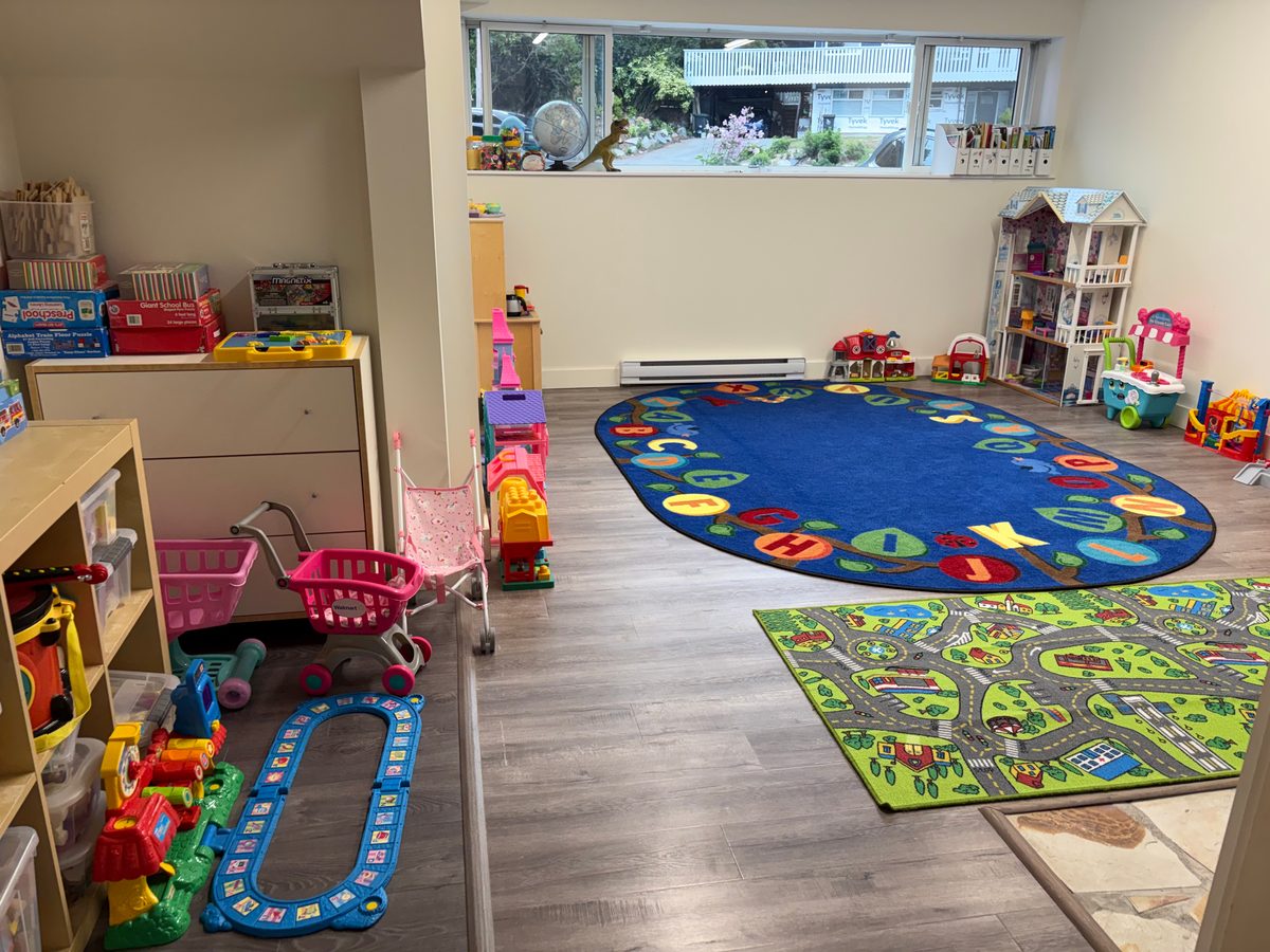 Circle-time room with alphabet rug and toys